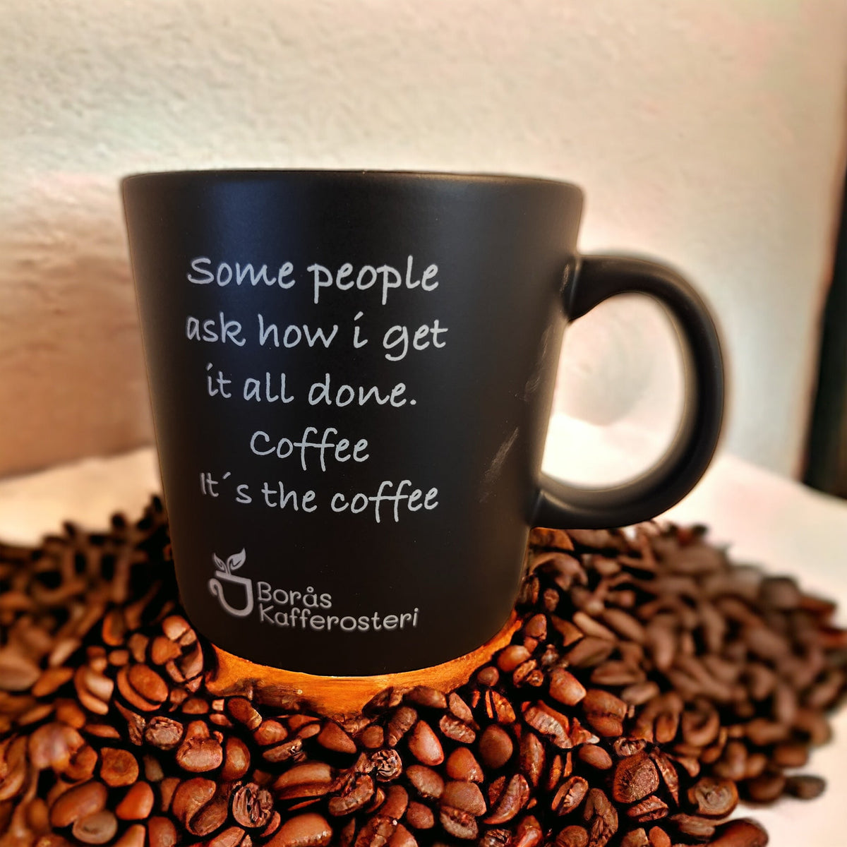 Kaffemugg med citatet Coffee, it's the coffee