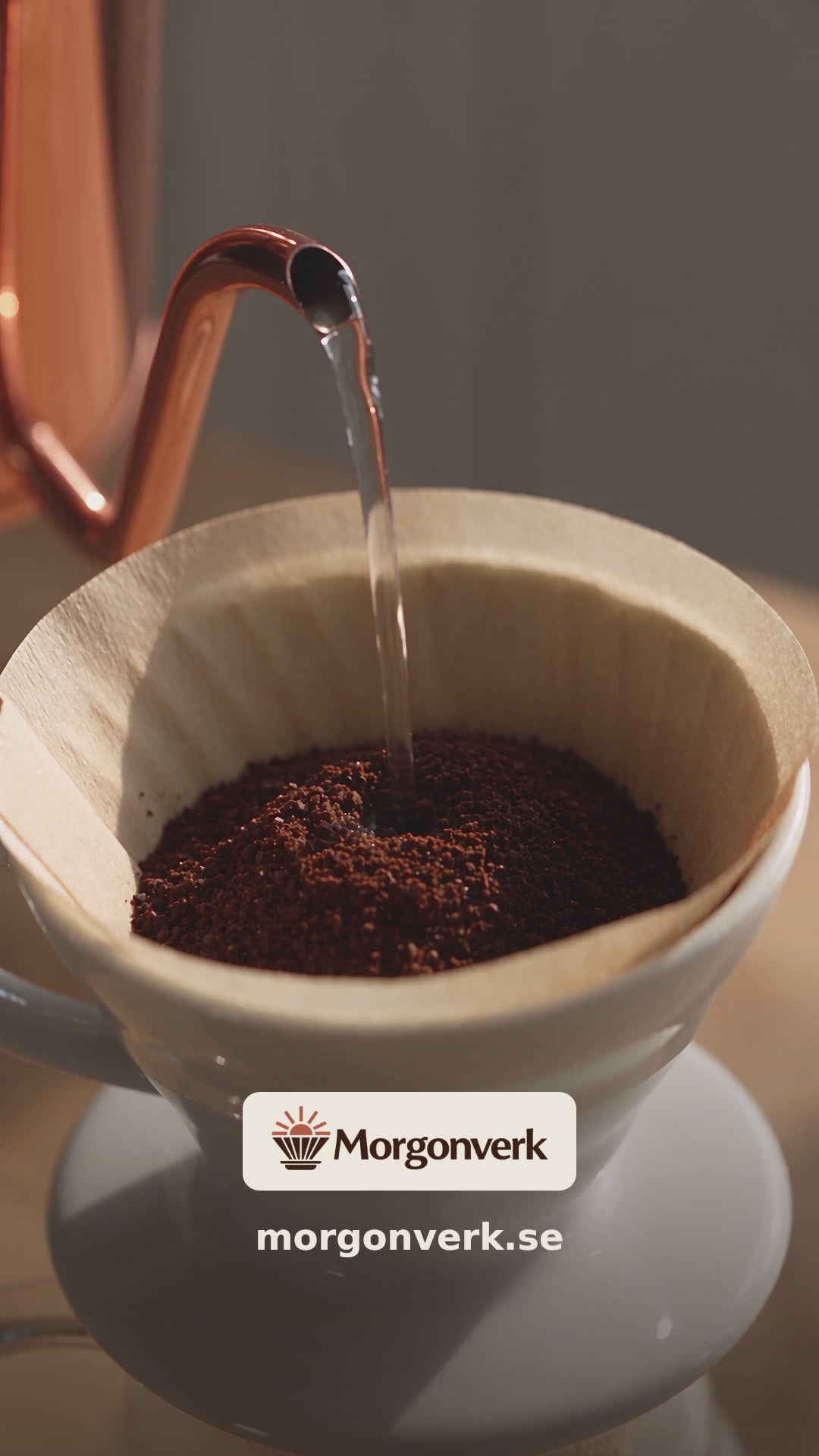 Kaffe bryggs och serveras i en varm morgonmiljö – Morgonverk